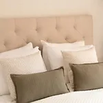 High-End 2 Bedroom Sea View Apartment In Puerto Banus